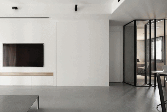 客厅空间,在优雅灰色的基调上,又氤氲出温润的白色,灵动飘逸,极具