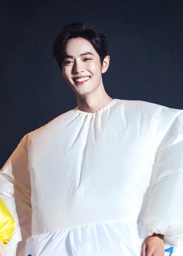 肖战的笑容多有魅力?《陈情令》泰国见面会,示意安静全场静音