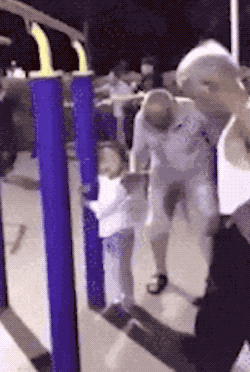 大爷大妈的健身方式:头撞钢管,吊头悬挂,年轻人只能瑟瑟发抖