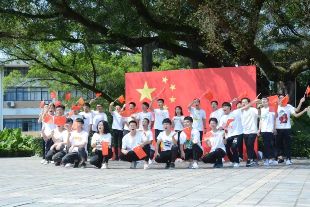 喜迎新中国成立70周年 龙岩学院学子积极与国旗合影