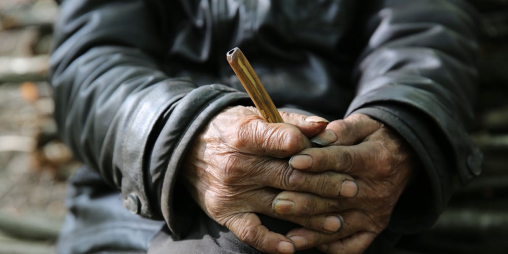 大山里88岁老人的孤独守望 穿着两只不一样的鞋