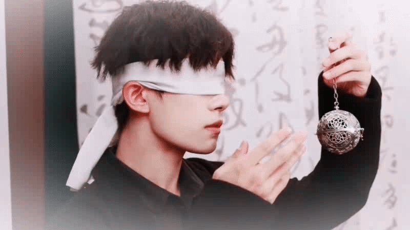 最近易烊千玺为百草味拍摄了一组广告大片,在大片当中他也是挑战了新