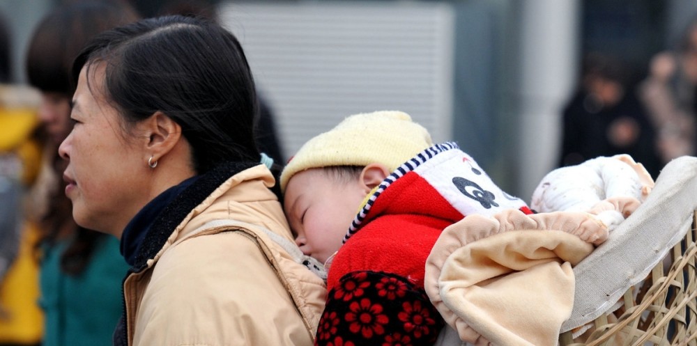 年幼的孩子跟着妈妈又开始了新的一年漂泊路,返程的道路无聊而艰辛