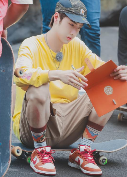 王一博晒玩滑板的日常,脚上的aj的太抢镜,网友:全网最