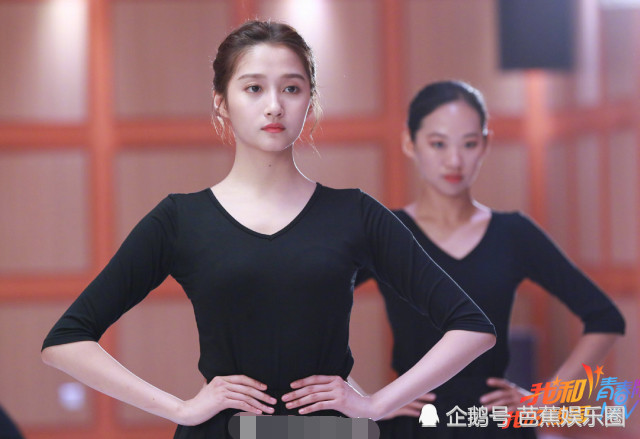 关晓彤排练舞蹈,看到她"抢镜"的手势,网友:是我学不来