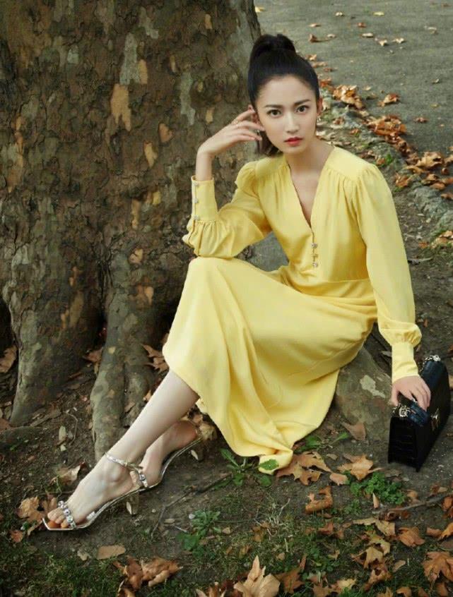 陈钰琪的少女心,明艳色服饰出行,阳光又温柔!