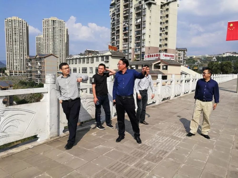 石柱县启明副县长带队"马路办公"