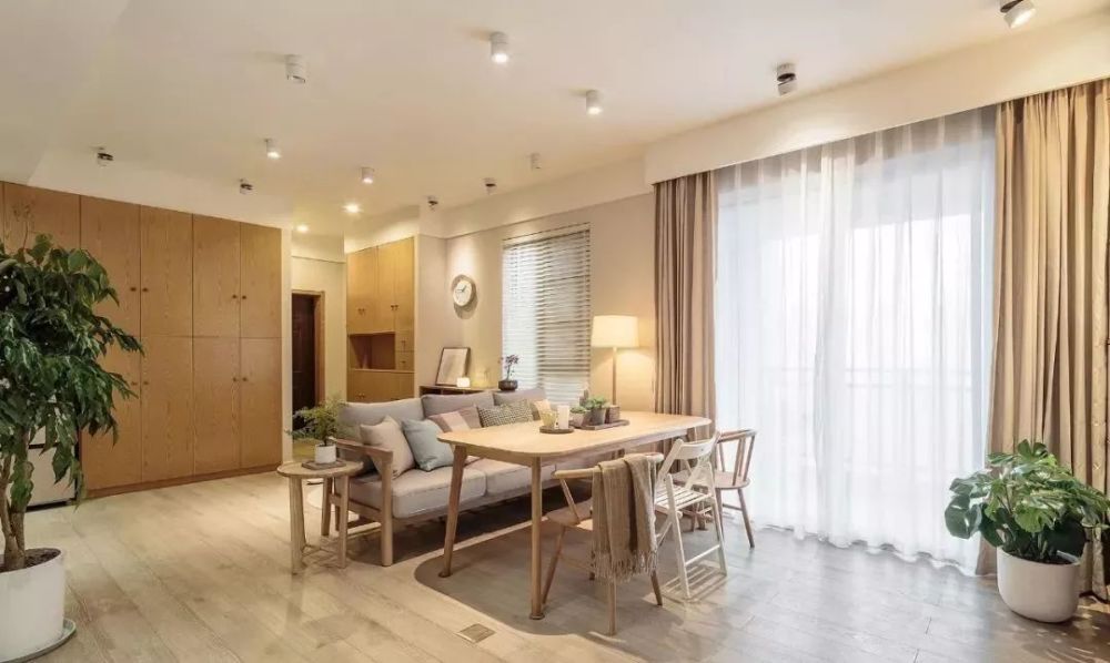 112㎡原木日式三室,餐厅改成休闲区,餐桌搬到客厅,可当茶几使用