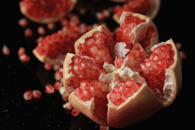 就像平常你做的水果酸奶奶昔一样,只不过搭配上石榴,酸奶,沙拉,减肥