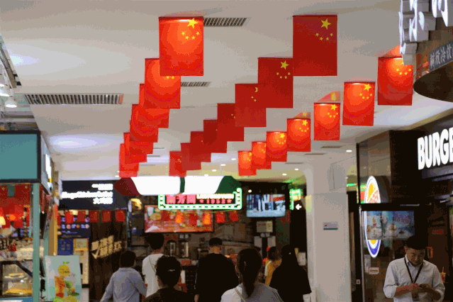 挂国旗迎国庆浐灞飘满中国红