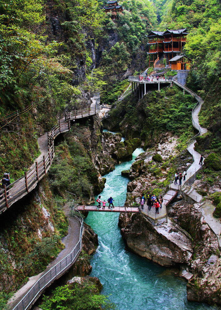 在这大峡谷里玩漂流惊险,刺激,环境还特奇美