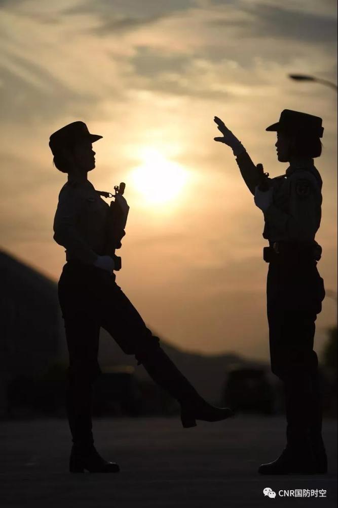 一身戎装,她们是阅兵训练场上最美风景线