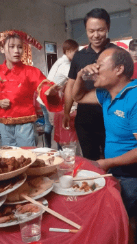 新娘子的表情亮了,这是在喝水吧!