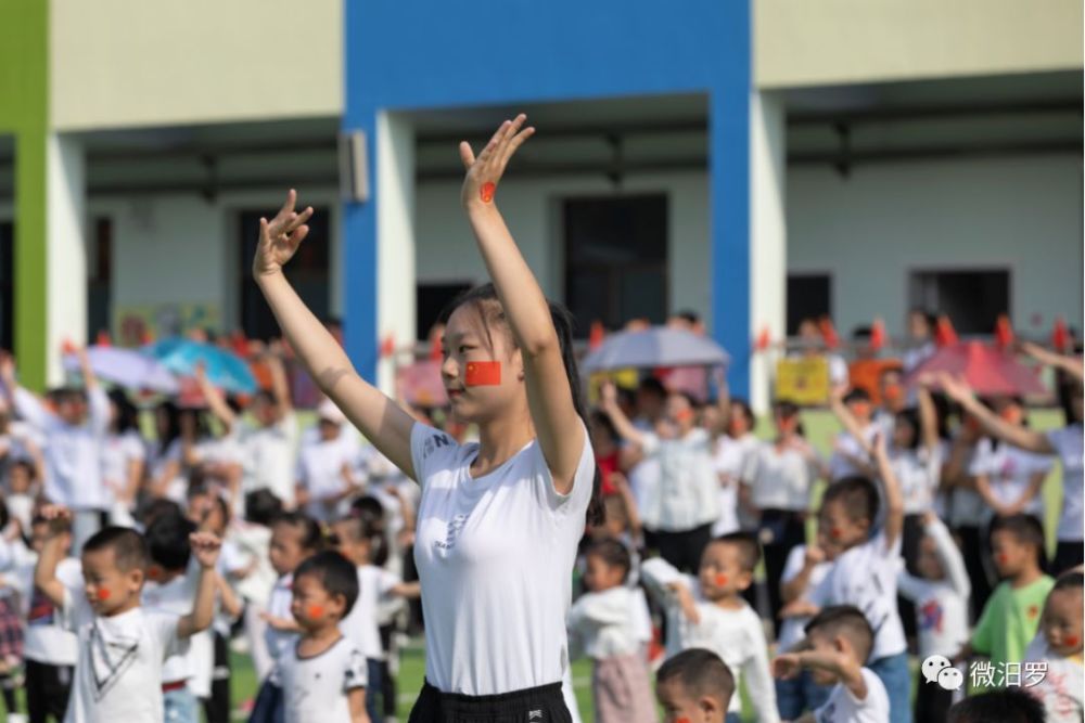 小朋友共同表演律动《中国么么哒》