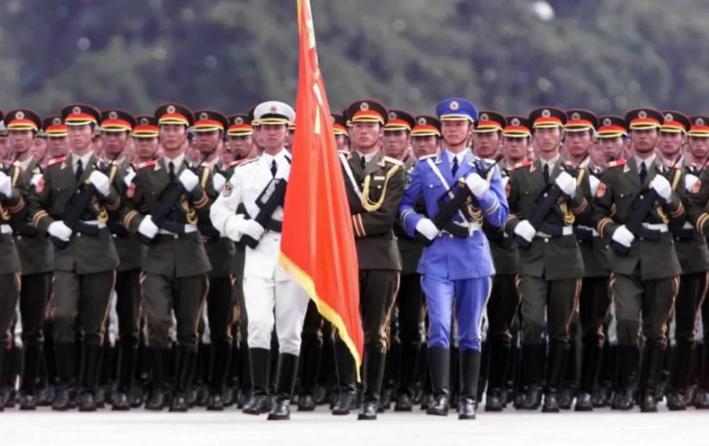 中国人民解放军三军仪仗队参加阅兵分列式检阅.