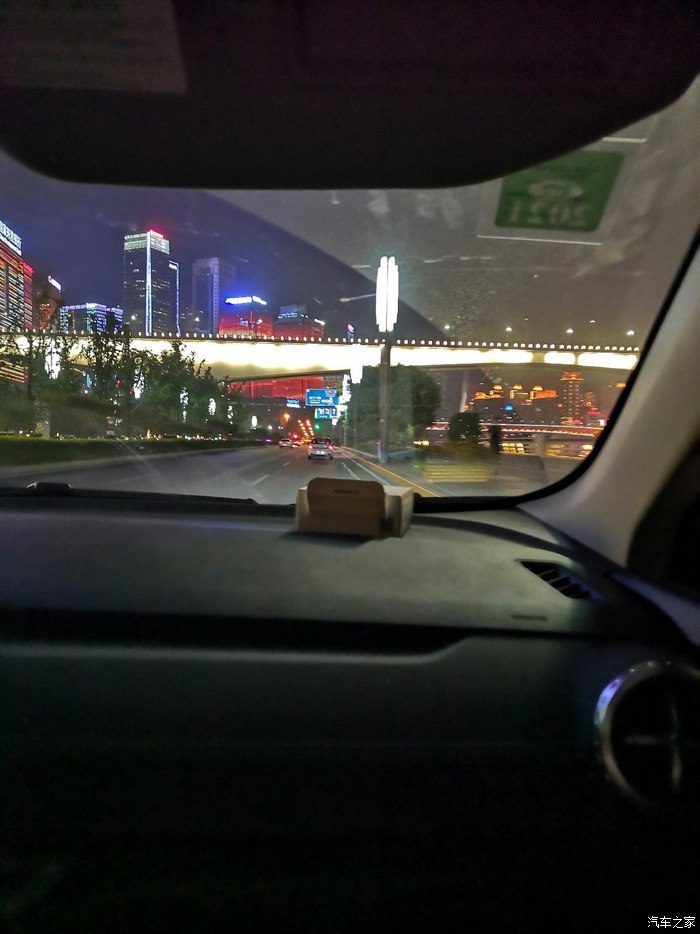 照片中,是我们桥都即将通车的又一座大桥,大桥飞架南北,天堑变通途!