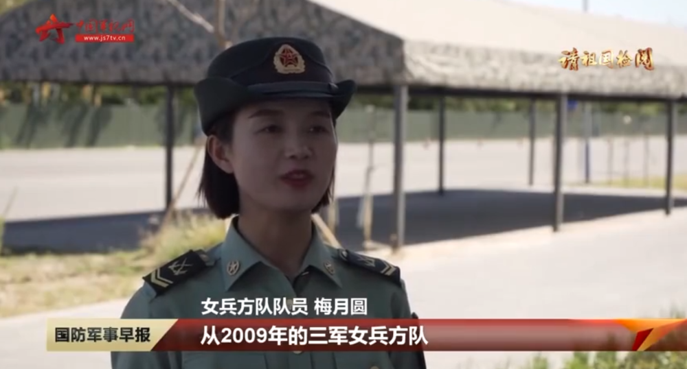 梅月圆是学校军事护理系的士官教员,2009年,她作为三军女兵方队队员
