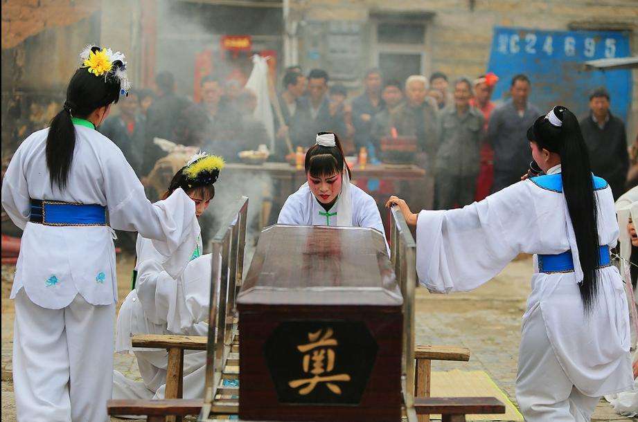 亲人去世敲锣打鼓找人帮哭,农村葬礼职业哭丧,真的有必要么?
