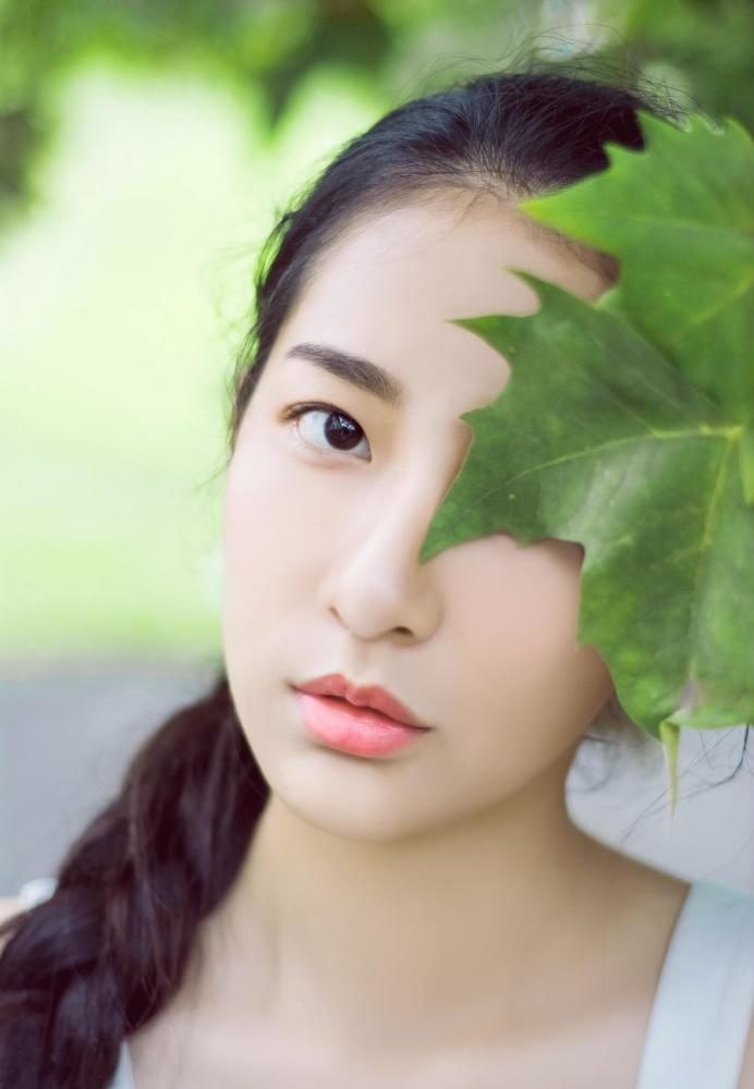 麻花辫超粗的小姐姐,腼腆笑脸如鲜花绽放