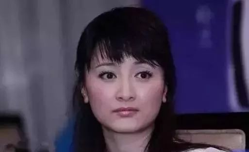 45岁"狐狸精"虞梦,低调嫁大10岁央视主持,如今一家三口很幸福