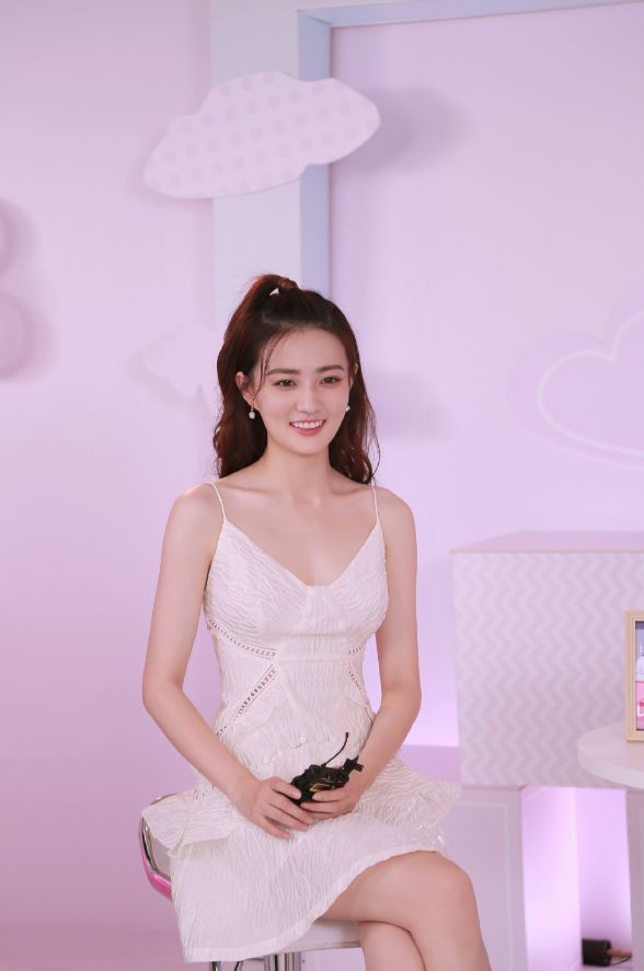 请问徐璐这样的清纯少女哪分配!穿白裙子贼心动,太羡慕张铭恩了