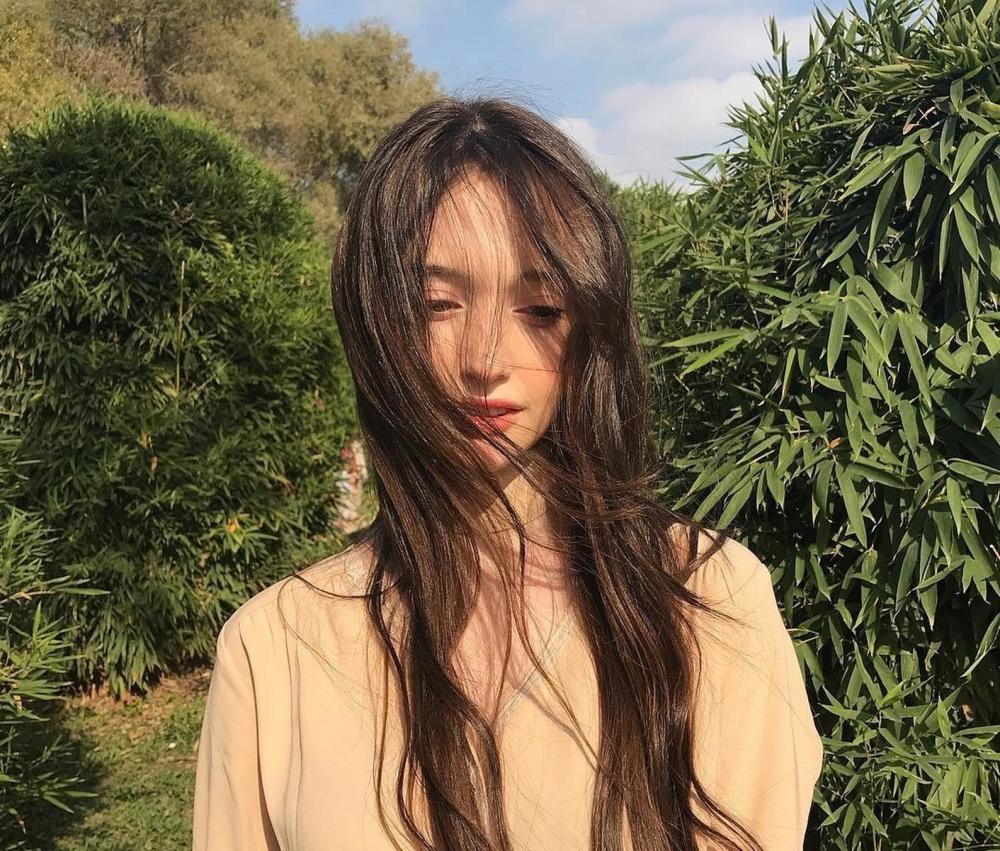 风把她的头发吹的凌乱,很有美感