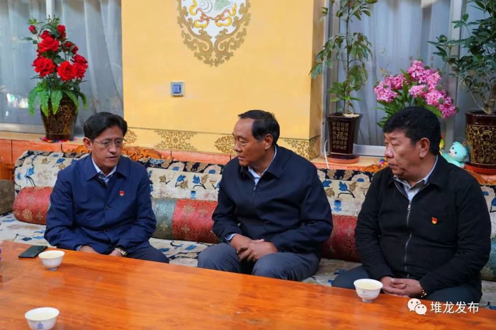 格桑平措书记一行开展国庆节前走访慰问活动