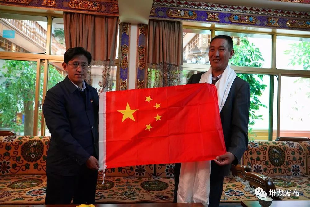 格桑平措书记一行开展国庆节前走访慰问活动
