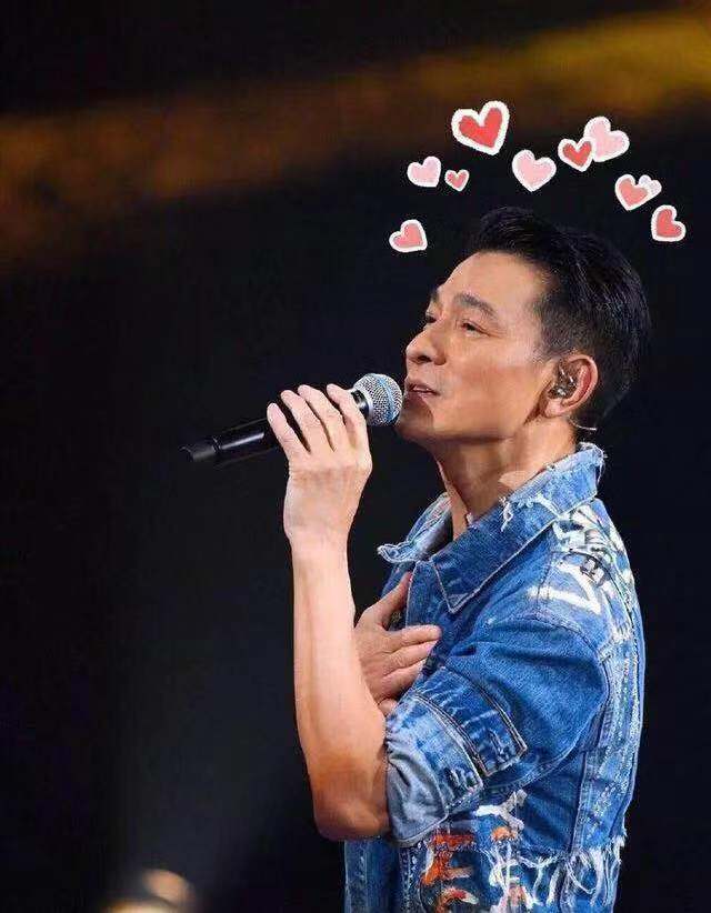 刘德华过58岁生日,上台不到半小时激动落泪,网友:不老