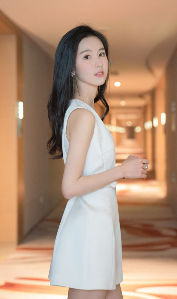 陈都灵 白色连裤裙 清新靓丽 大长腿吸睛