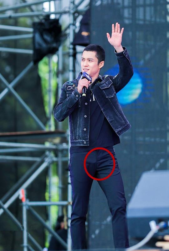 韩东君紧身裤大秀身材,牛仔外套穿出硬汉气质,网友:帅