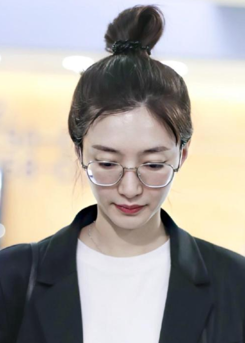 扎着一个丸子头,瞬间有一种18岁的甜美少女感,脸上带着细边框的眼镜也