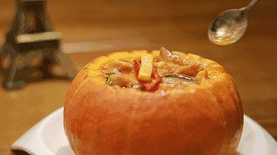 南瓜奶昔食材:南瓜,牛奶,蜂蜜做法:南瓜切块上笼蒸熟;用勺子压成南瓜