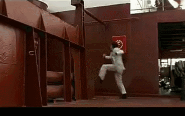 成龙开摩托车载女刹车动态图 成龙骑摩托车载女孩gif