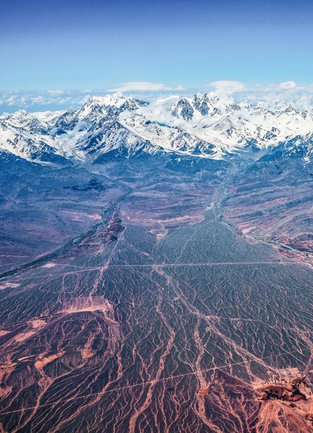 为什么塔里木盆地中聚落多分布在山麓,而青藏地区多分布在河谷?