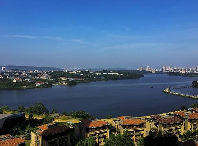 湖南岳阳华容县最大的镇,位于藕池河南岸,是全国重点镇之一