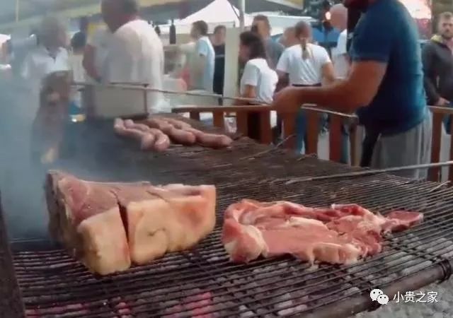 实拍外国人烤超大牛肉,烤熟吃直接吃掉,吃法太生猛了!