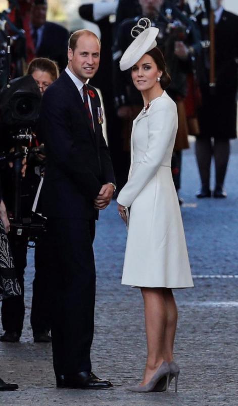 凯特王妃穿5年前旧衣亮相,同样的礼服配高跟鞋,气质却