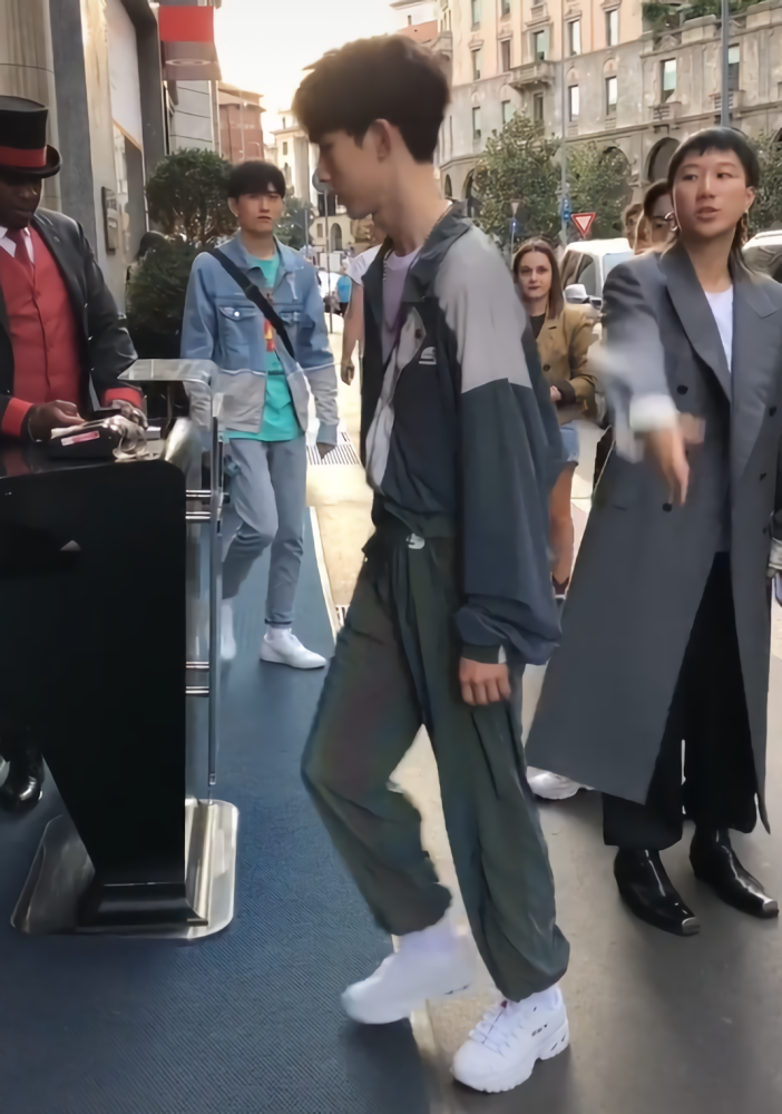 以为郭俊辰只是穿了一条普通的运动裤,谁知一抬脚变色