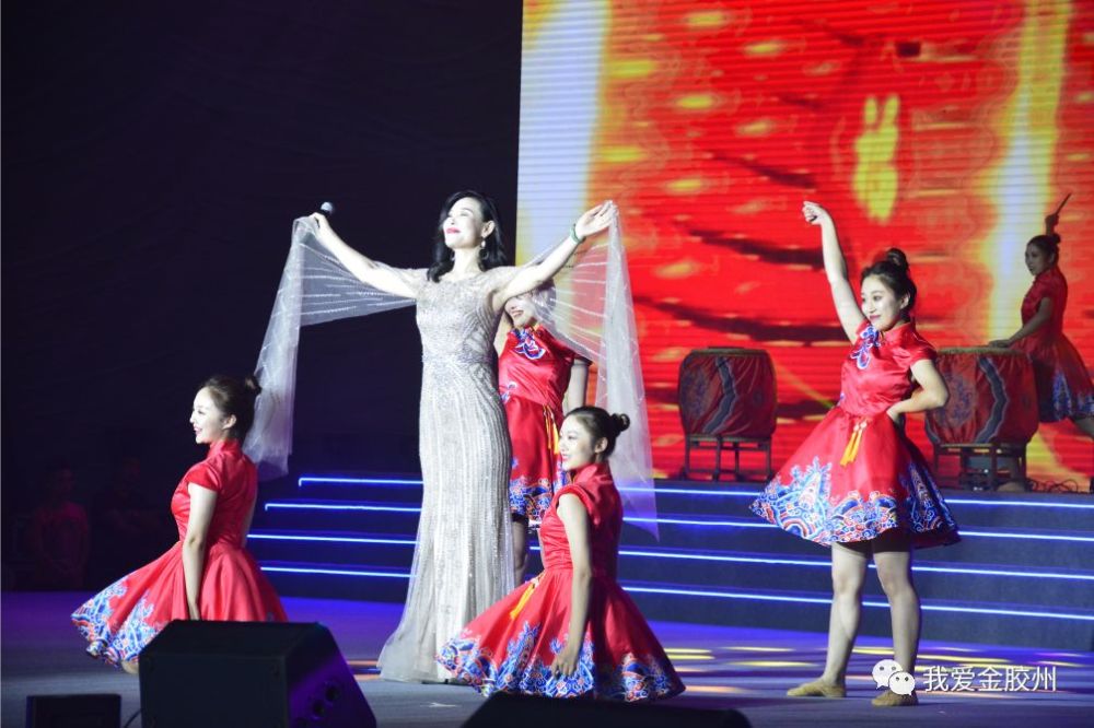 演出在歌曲独唱《开门大吉》中拉开序幕.