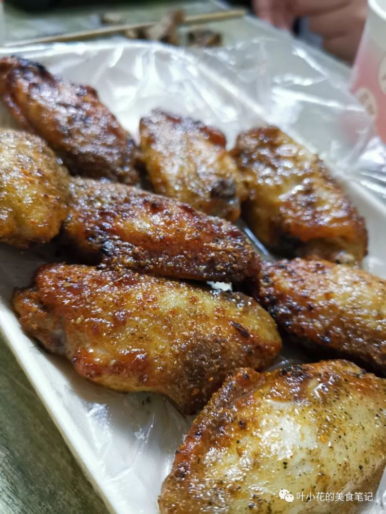 特色老板的特色烧烤,这是一家有梗的老牌烧烤店