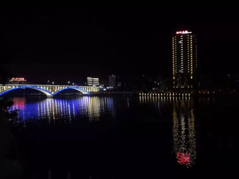 融安骑楼街热闹得如同过年,"小柳州"夜景名不虚传