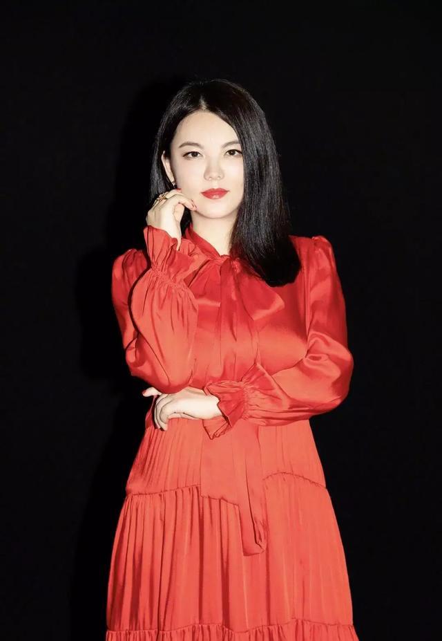 43岁的李湘近照曝光:穿粉色连衣裙走路需搀扶,胖到网友认不出