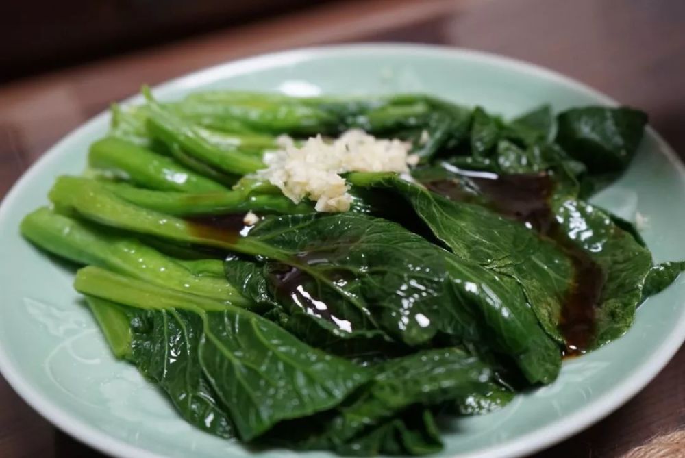 炒菜前先炸蒜,炸蒜带有了荤香,去除了菜青味 蒜油让青菜变得油润迷人