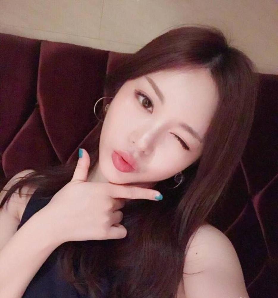 俏皮可爱小姐姐,自拍很美
