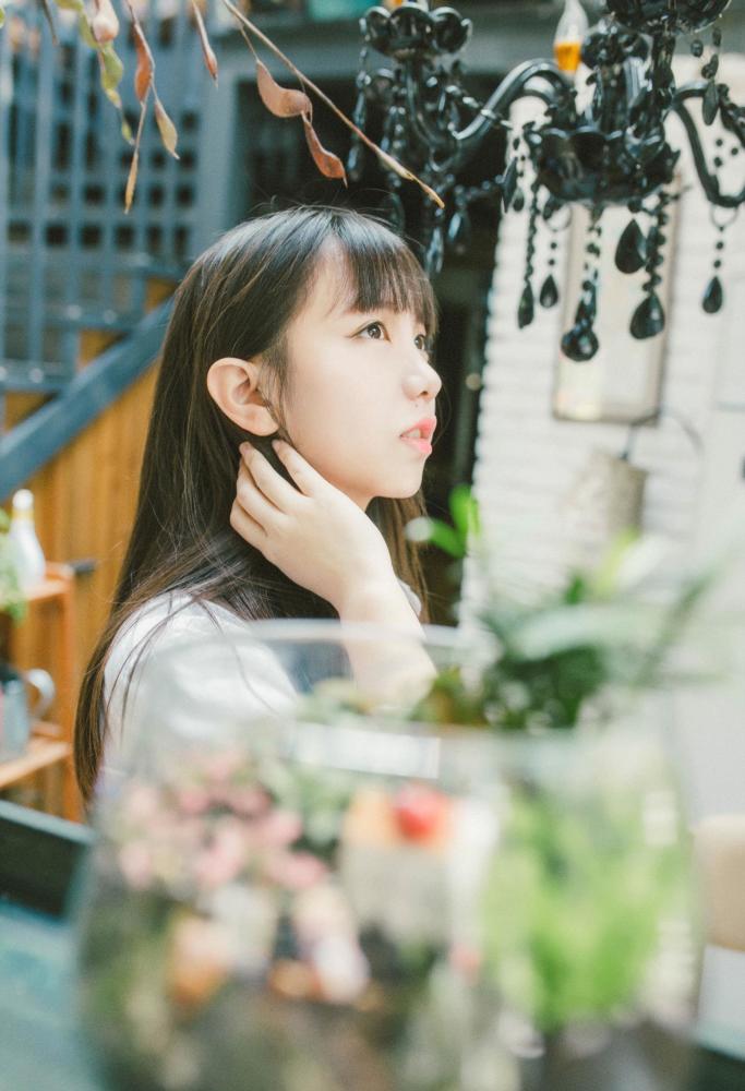 炸裂颜值小姐姐,侧脸也美美的