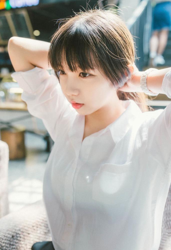 炸裂颜值小姐姐,侧脸也美美的