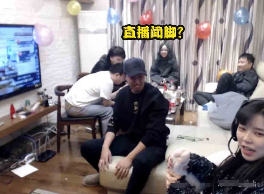 女主播被粉丝质疑脚臭,她当场拿起自己的脚闻了闻,骗人我的不臭