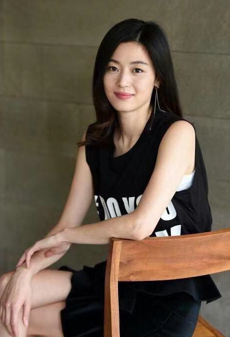 岁月不败美人,全智贤杂志照更胜年轻时容颜,气