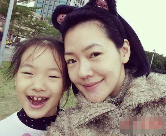 小s的女儿拍摄大片厌世脸显高级,终于有钱自己买外套了!